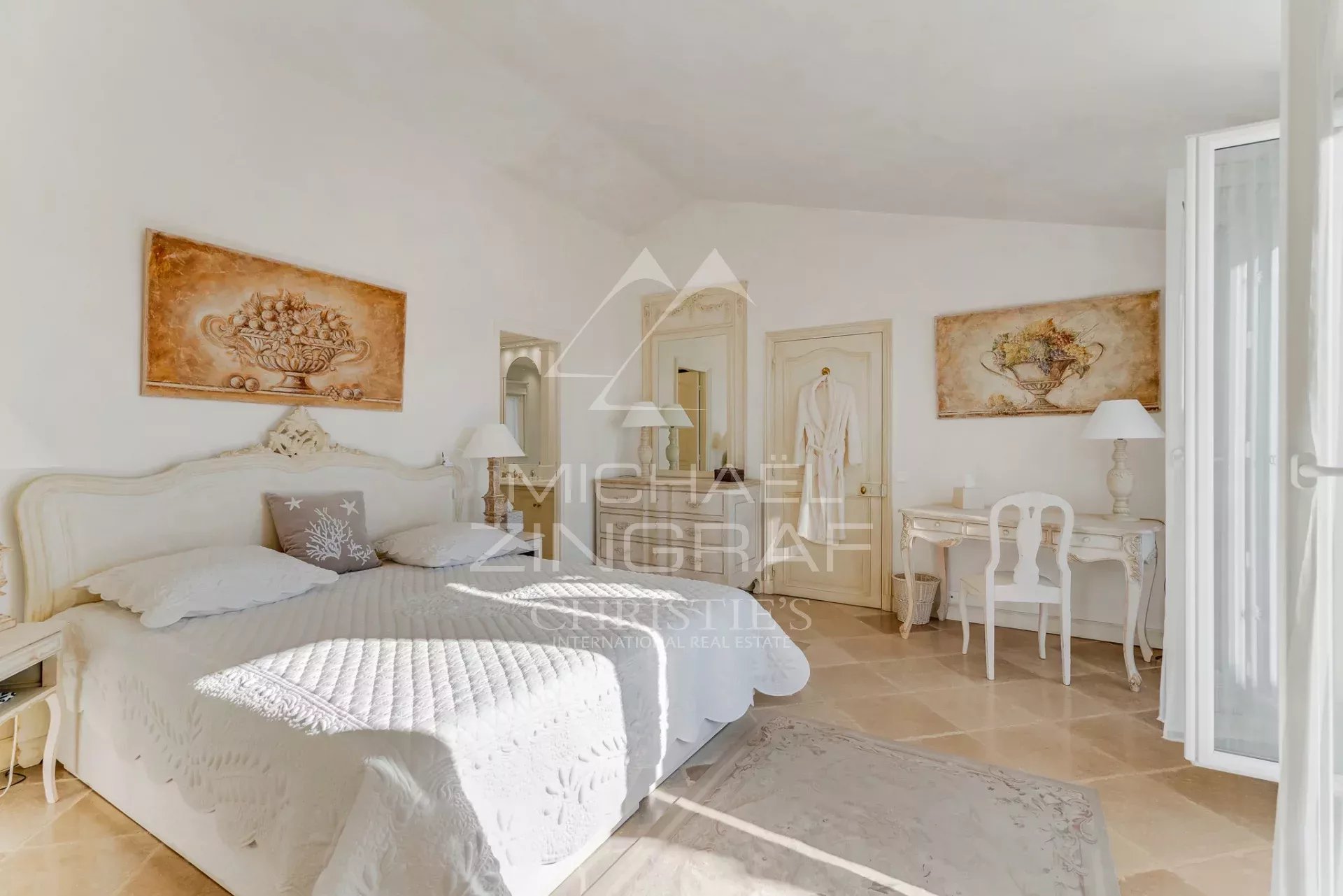 Chambre d’une villa à Port Grimaud Chambre lumineuse d'une villa à Port Grimaud avec lit double et décoration élégante.