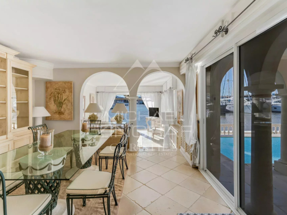 Intérieur d'une villa élégante avec vue sur la marina à Port Grimaud, mobilier moderne et lumineux.