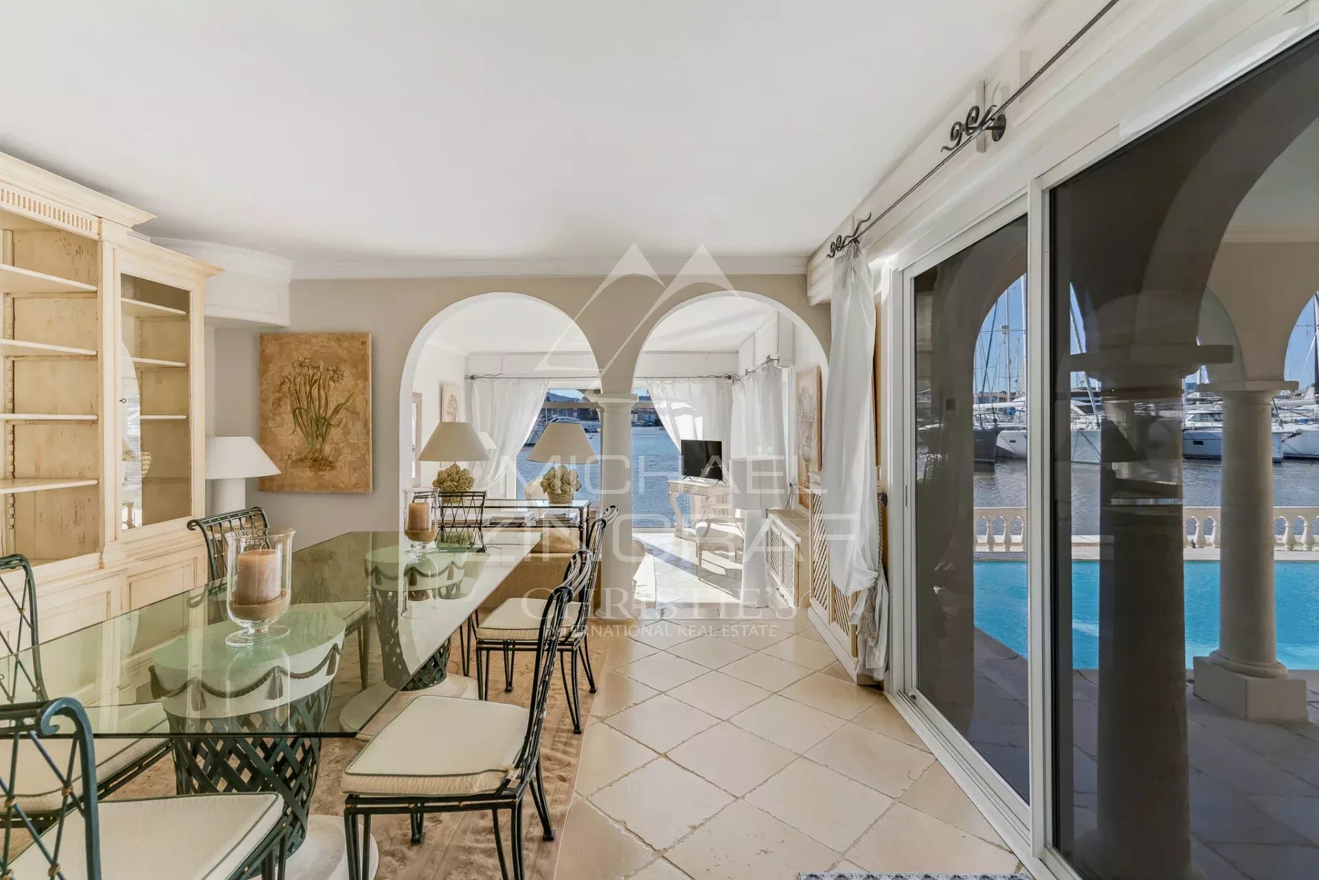 Intérieur d’une villa à Port Grimaud Intérieur d'une villa élégante avec vue sur la marina à Port Grimaud, mobilier moderne et lumineux.