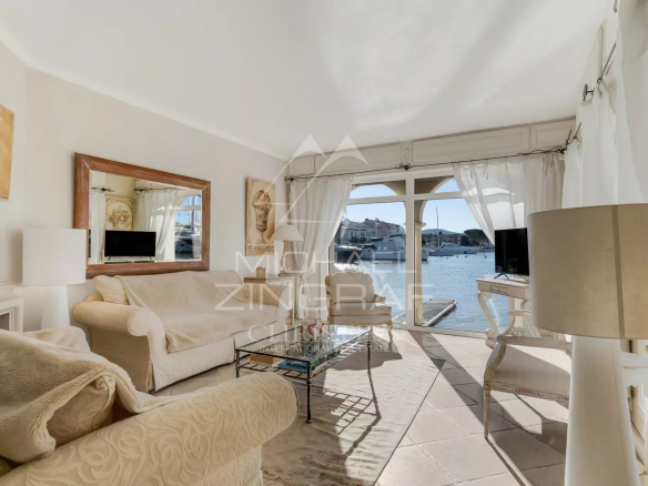 Intérieur d'une villa élégante avec vue sur l'eau à Port Grimaud.