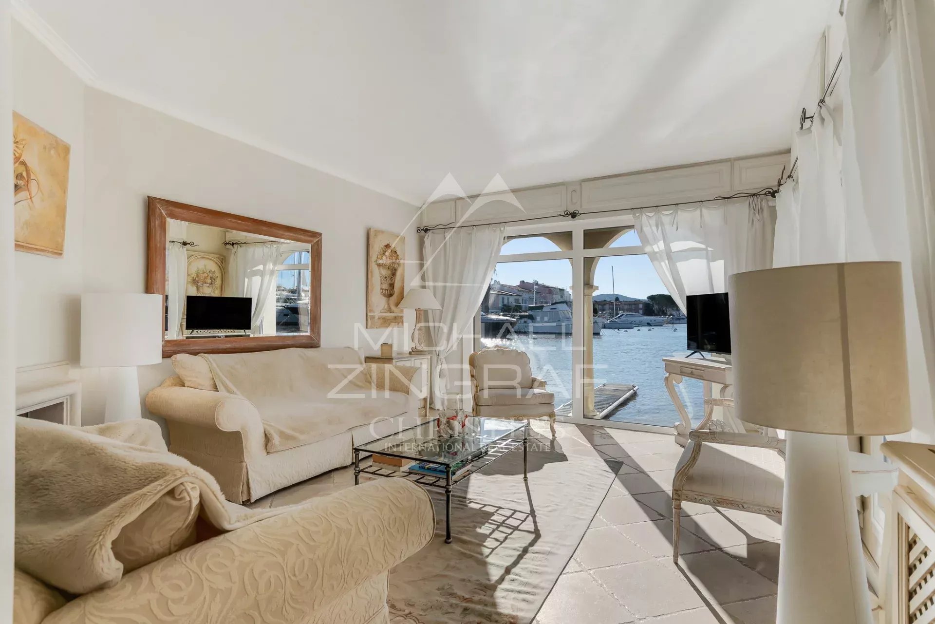 Intérieur d’une villa à Port Grimaud Intérieur d'une villa élégante avec vue sur l'eau à Port Grimaud.
