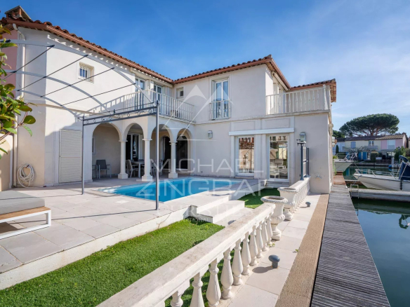 Villa élégante avec piscine et vue sur le port à Port Grimaud.
