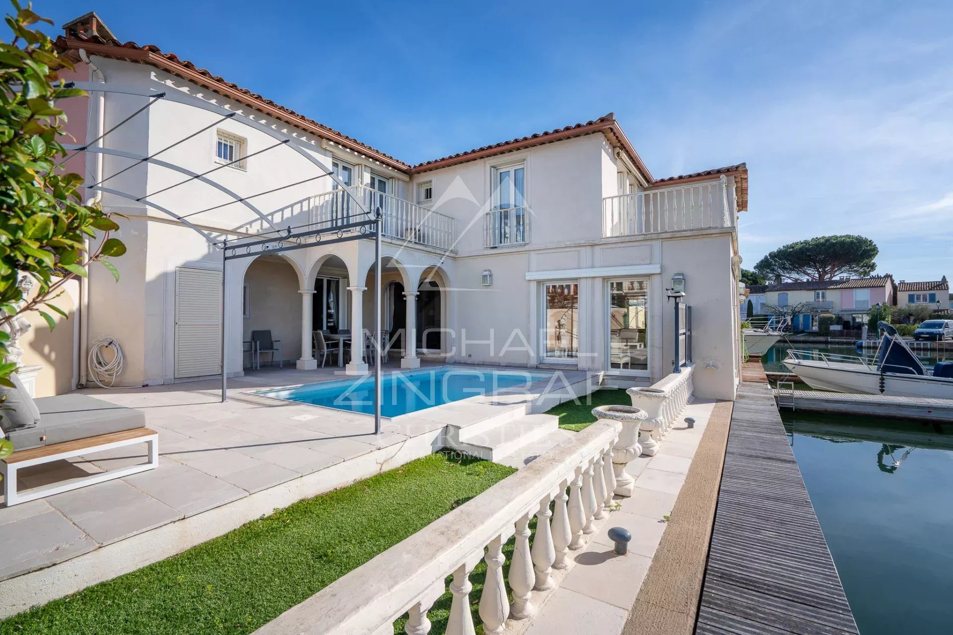Villa les Pieds dans l’Eau à Port Grimaud Villa élégante avec piscine et vue sur le port à Port Grimaud.