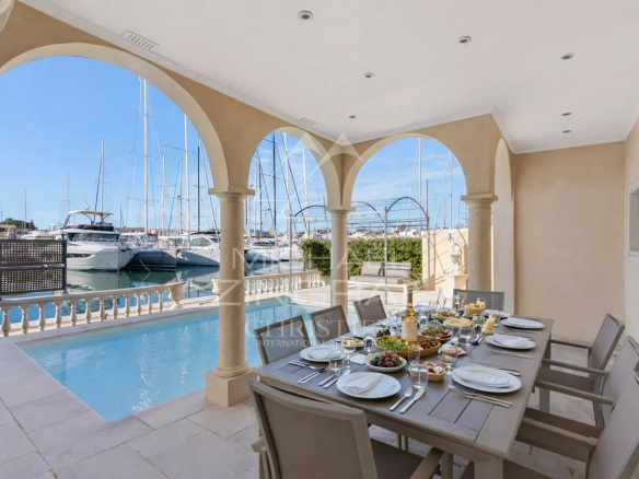 Terrasse d'une villa avec vue sur le port et des bateaux à Port Grimaud.