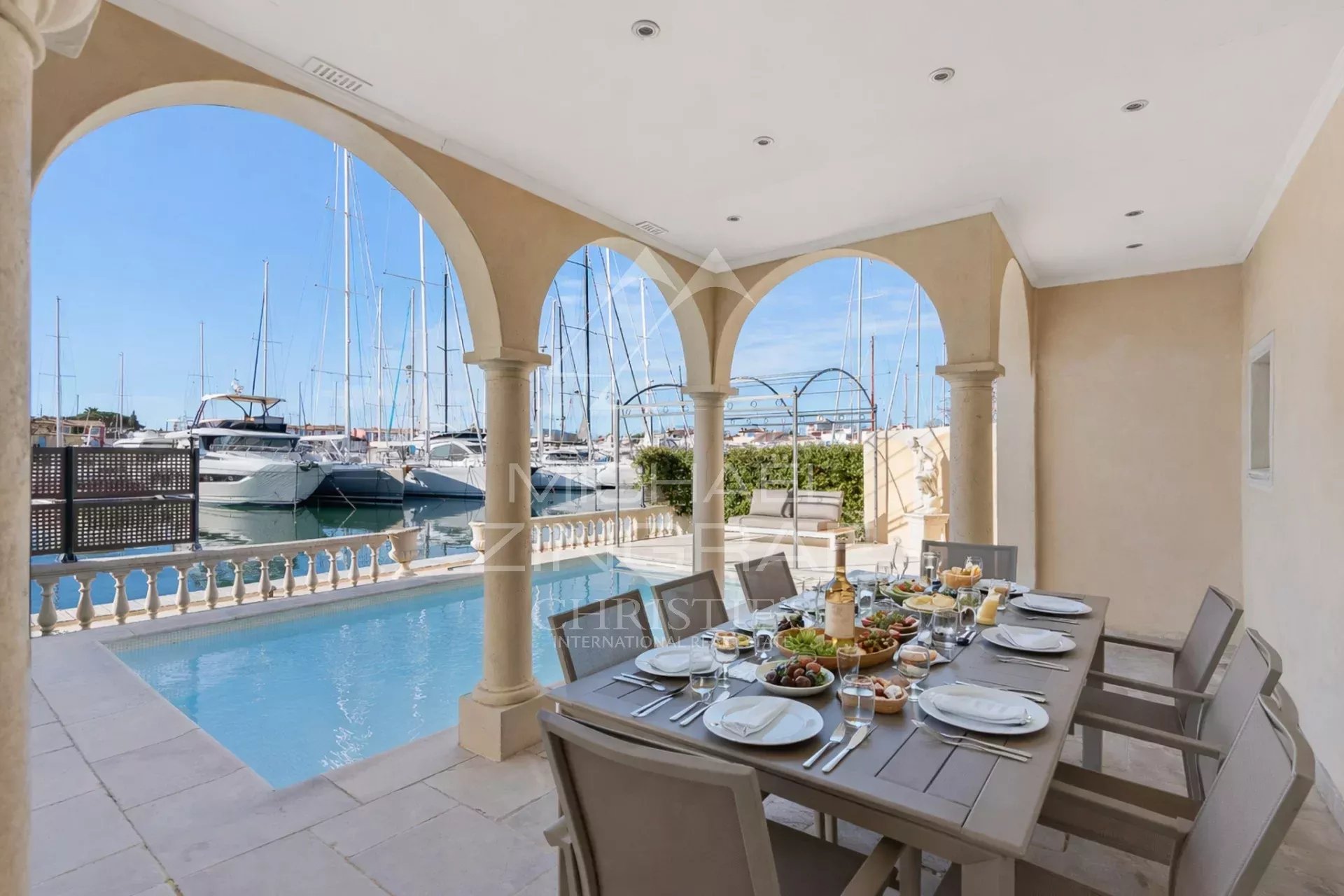 Terrasse avec vue sur le port à Port Grimaud Terrasse d'une villa avec vue sur le port et des bateaux à Port Grimaud.