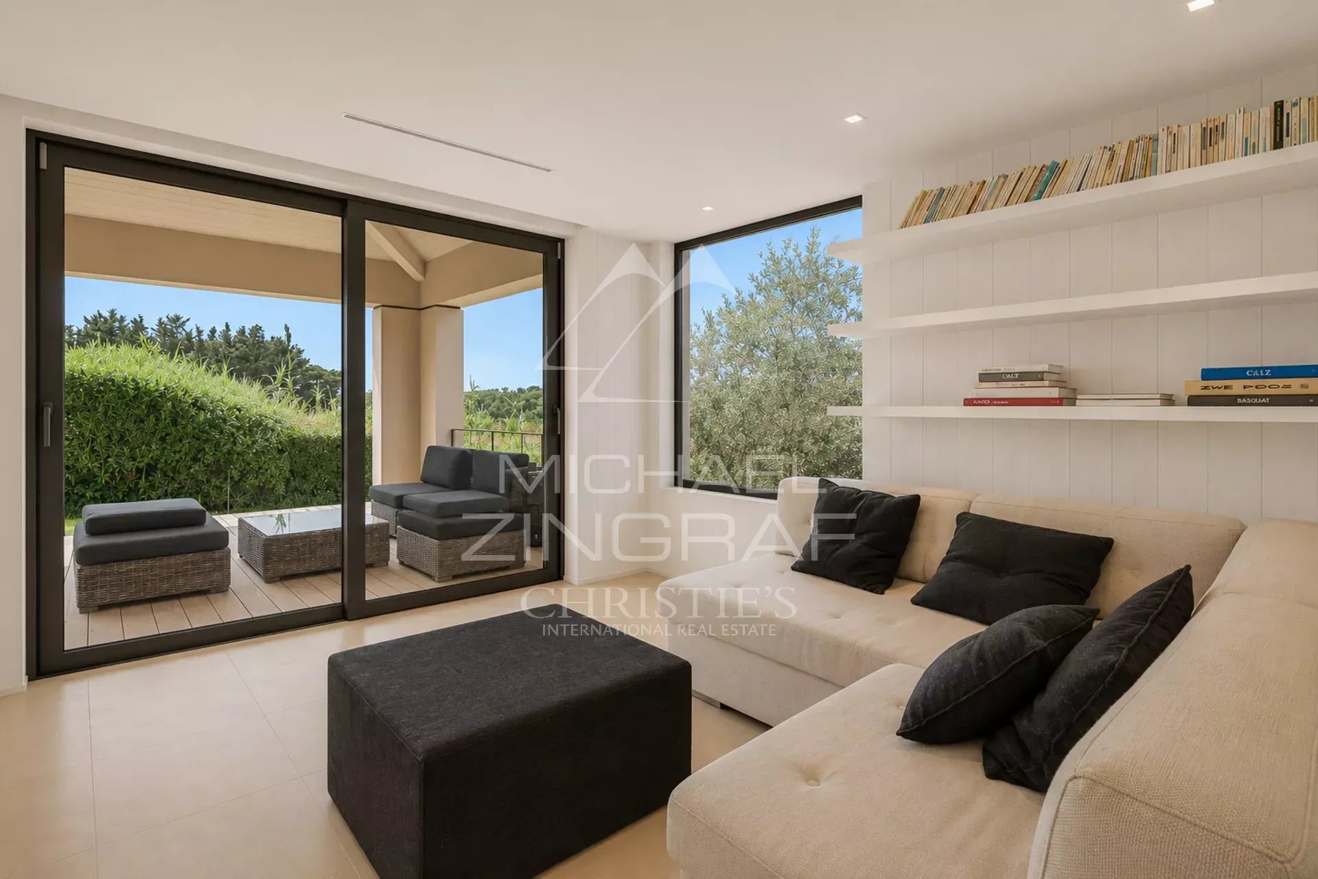 Intérieur d’une maison à Saint-Tropez Intérieur lumineux d'une maison moderne avec un salon confortable et des grandes fenêtres.