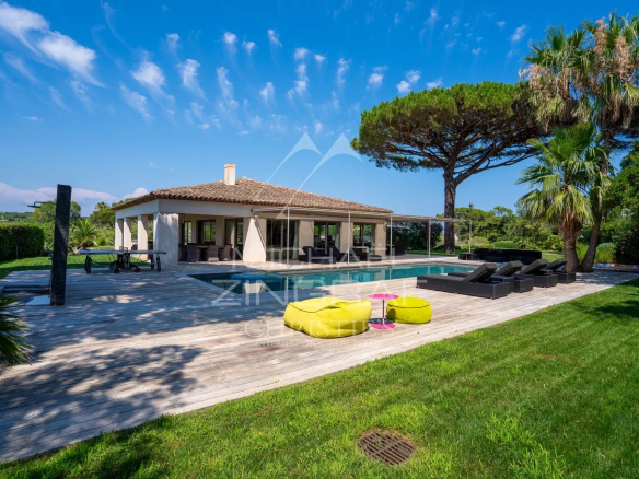 Maison spacieuse avec piscine et jardin à Saint-Tropez, près de la plage des Salins.