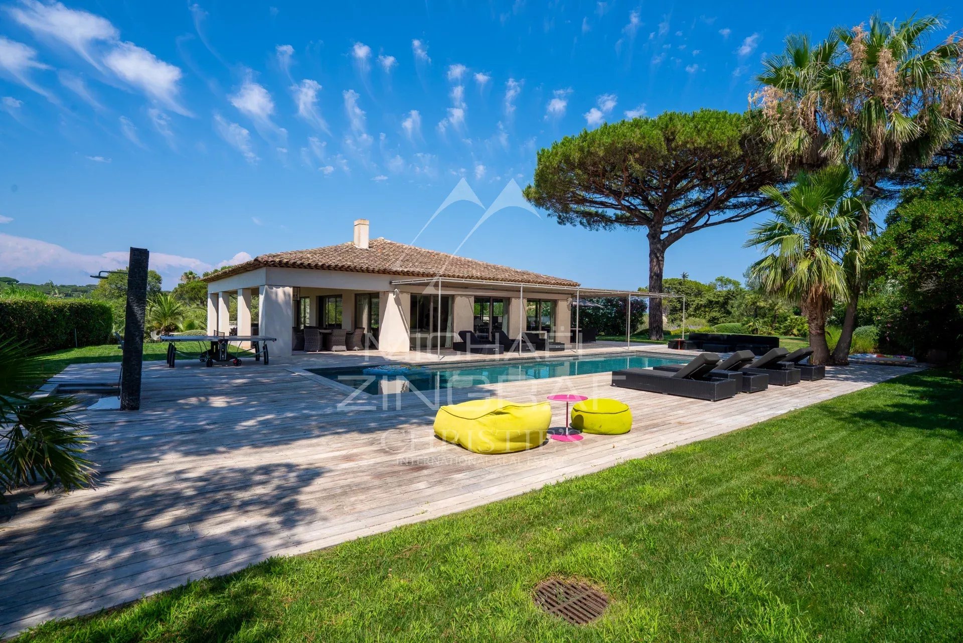 Maison lumineuse à Saint-Tropez Maison spacieuse avec piscine et jardin à Saint-Tropez, près de la plage des Salins.