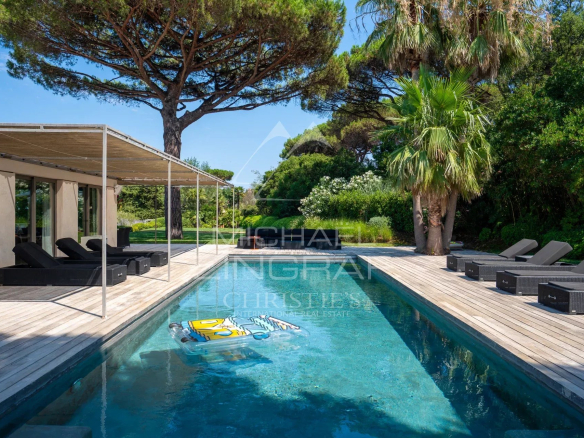 Maison spacieuse avec piscine et jardins, à proximité de la plage des Salins à Saint-Tropez.