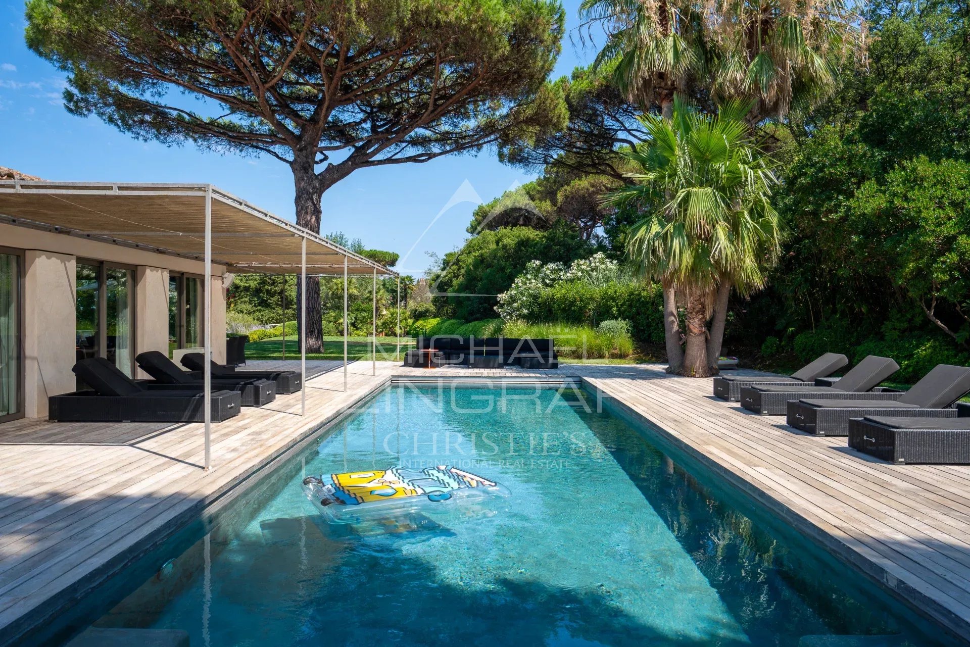 Maison lumineuse à Saint-Tropez Maison spacieuse avec piscine et jardins, à proximité de la plage des Salins à Saint-Tropez.
