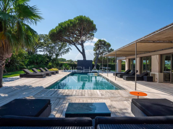 Maison spacieuse avec piscine et jardin à Saint-Tropez, près de la plage des Salins.