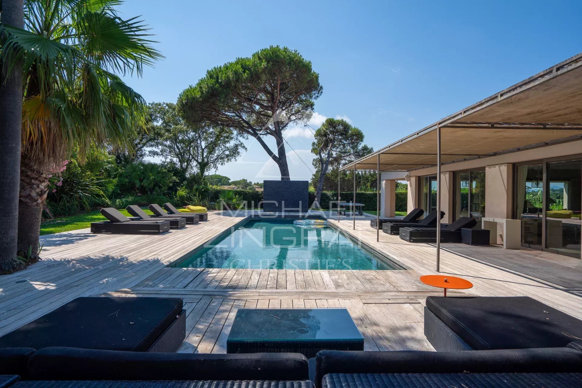 Maison à Saint-Tropez près de la plage des Salins Maison spacieuse avec piscine et jardin à Saint-Tropez, près de la plage des Salins.