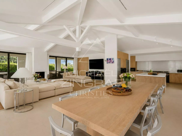 Intérieur d'une maison spacieuse et lumineuse avec un grand séjour et une salle à manger, à Saint-Tropez.