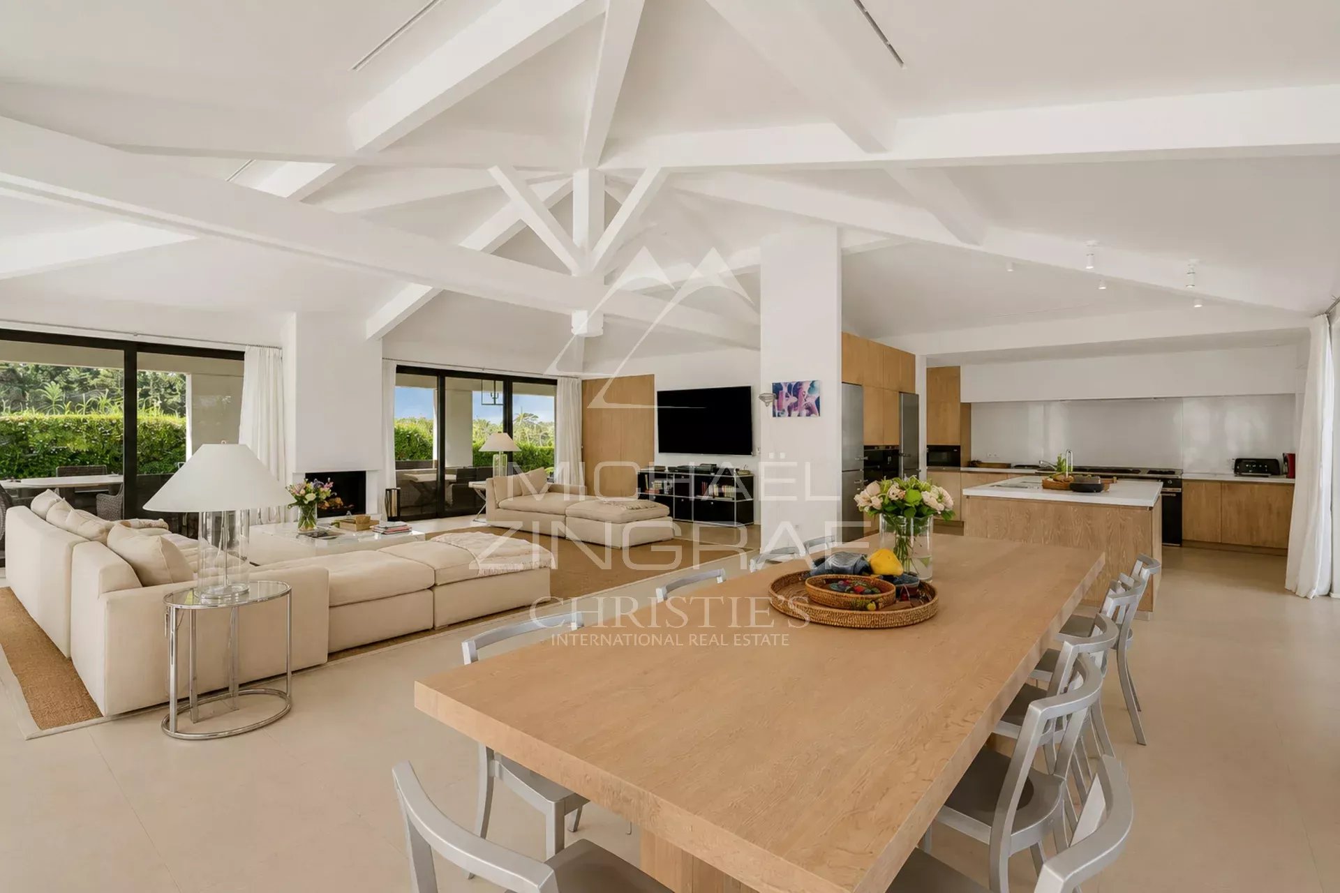 Intérieur lumineux d’une maison à Saint-Tropez Intérieur d'une maison spacieuse et lumineuse avec un grand séjour et une salle à manger, à Saint-Tropez.