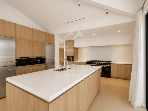 Cuisine moderne et lumineuse avec îlot central dans une maison à Saint-Tropez.
