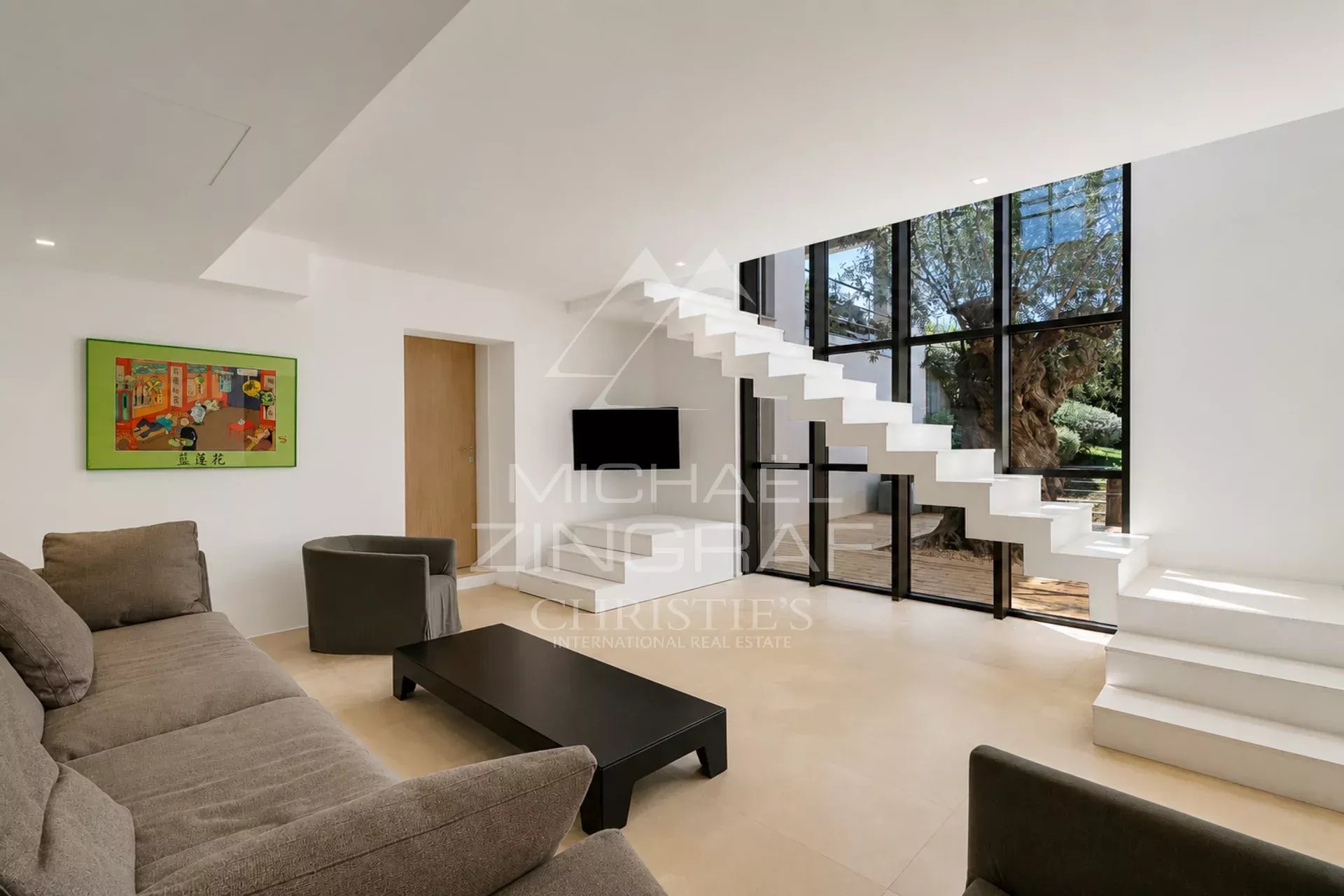 Intérieur d’une maison à Saint-Tropez Intérieur lumineux d'une maison moderne avec un salon et un escalier design.
