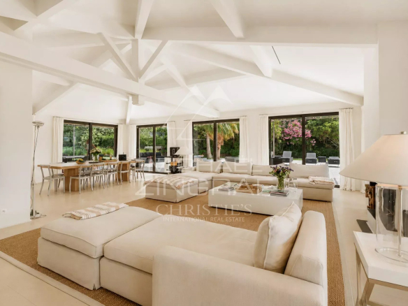 Intérieur d'une maison lumineuse avec un grand séjour-salle à manger ouvert à Saint-Tropez.