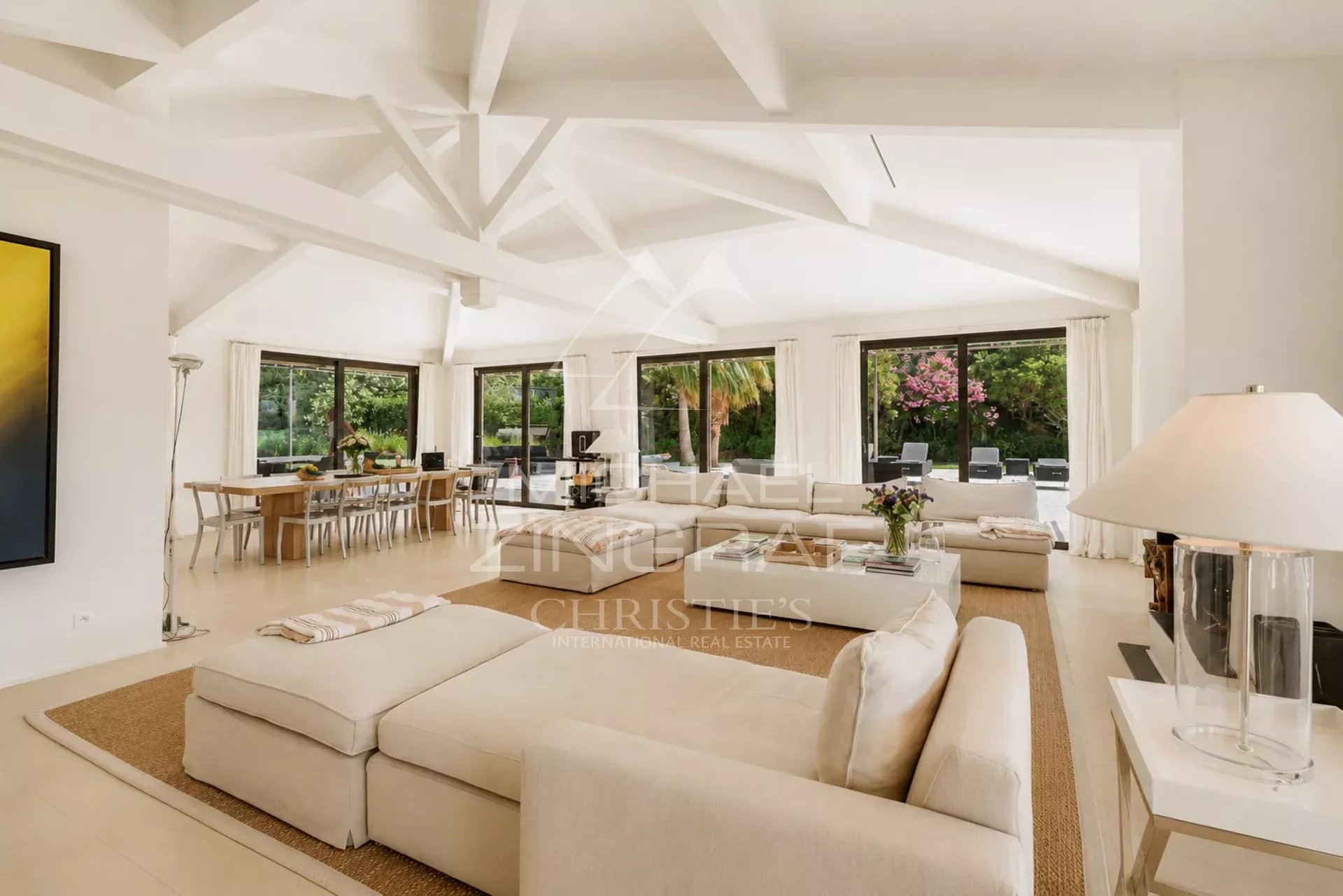 Maison spacieuse à Saint-Tropez Intérieur d'une maison lumineuse avec un grand séjour-salle à manger ouvert à Saint-Tropez.