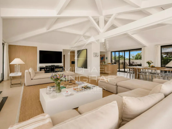 Intérieur d'une maison spacieuse et lumineuse avec un grand séjour-salle à manger à Saint-Tropez.