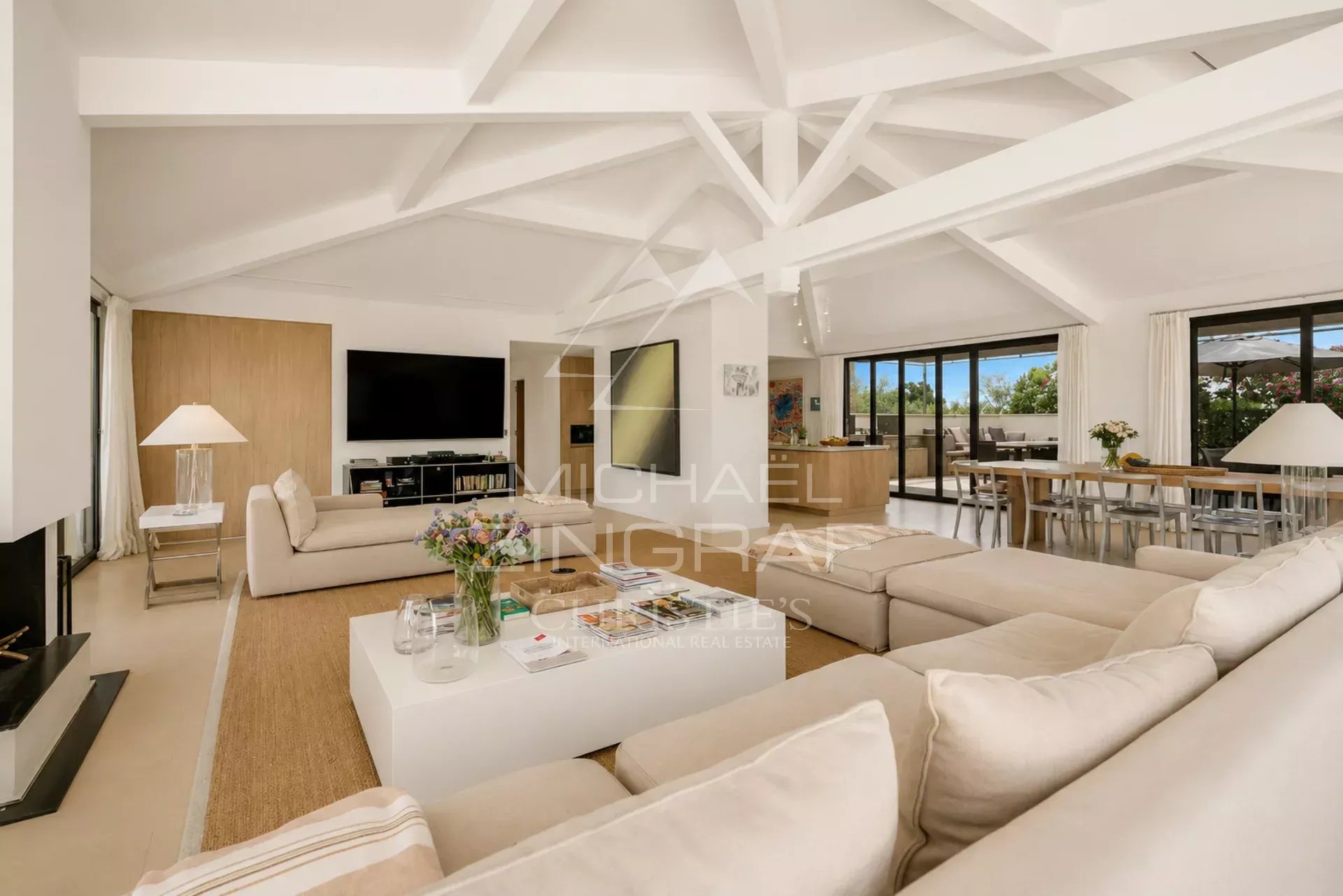 Intérieur lumineux d’une maison à Saint-Tropez Intérieur d'une maison spacieuse et lumineuse avec un grand séjour-salle à manger à Saint-Tropez.