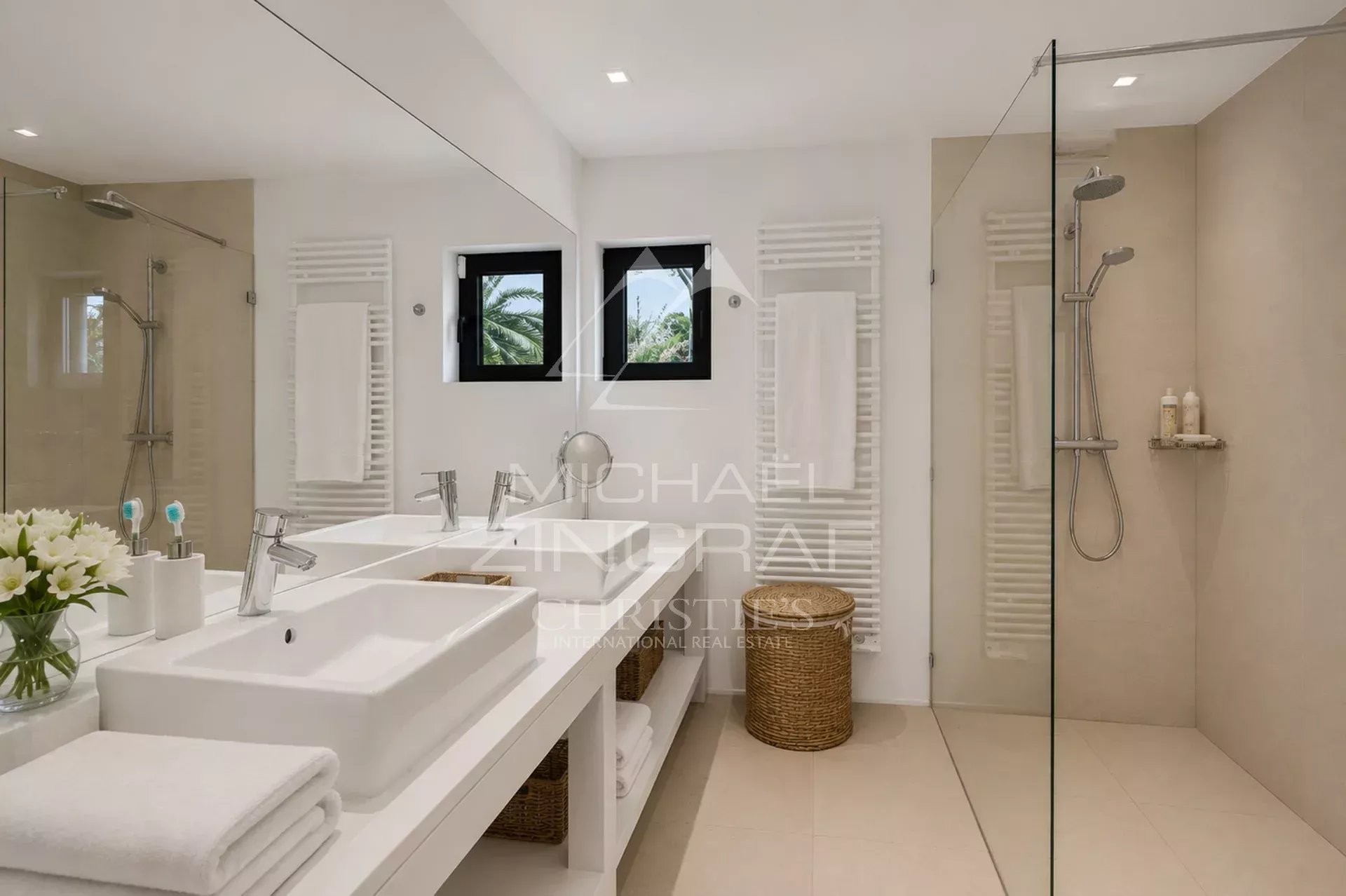 Salle de bain spacieuse et lumineuse Salle de bain moderne avec douche et lavabo, décorée de manière épurée.