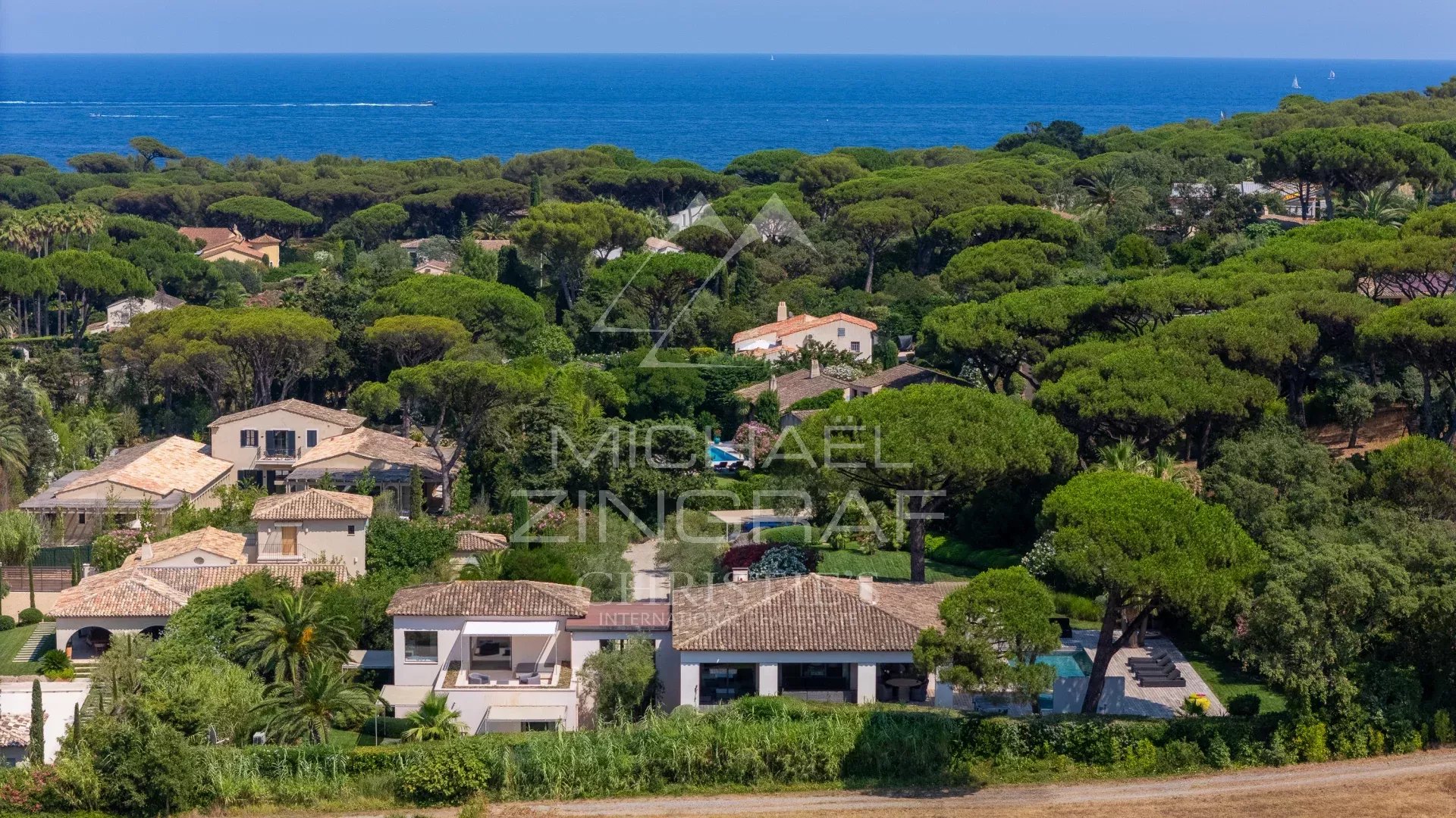 Maison lumineuse à Saint-Tropez Vue aérienne d'une maison spacieuse entourée de jardins, près de la plage des Salins à Saint-Tropez.