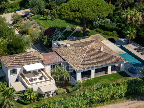 Maison spacieuse avec piscine et jardins à Saint-Tropez, près de la plage des Salins.