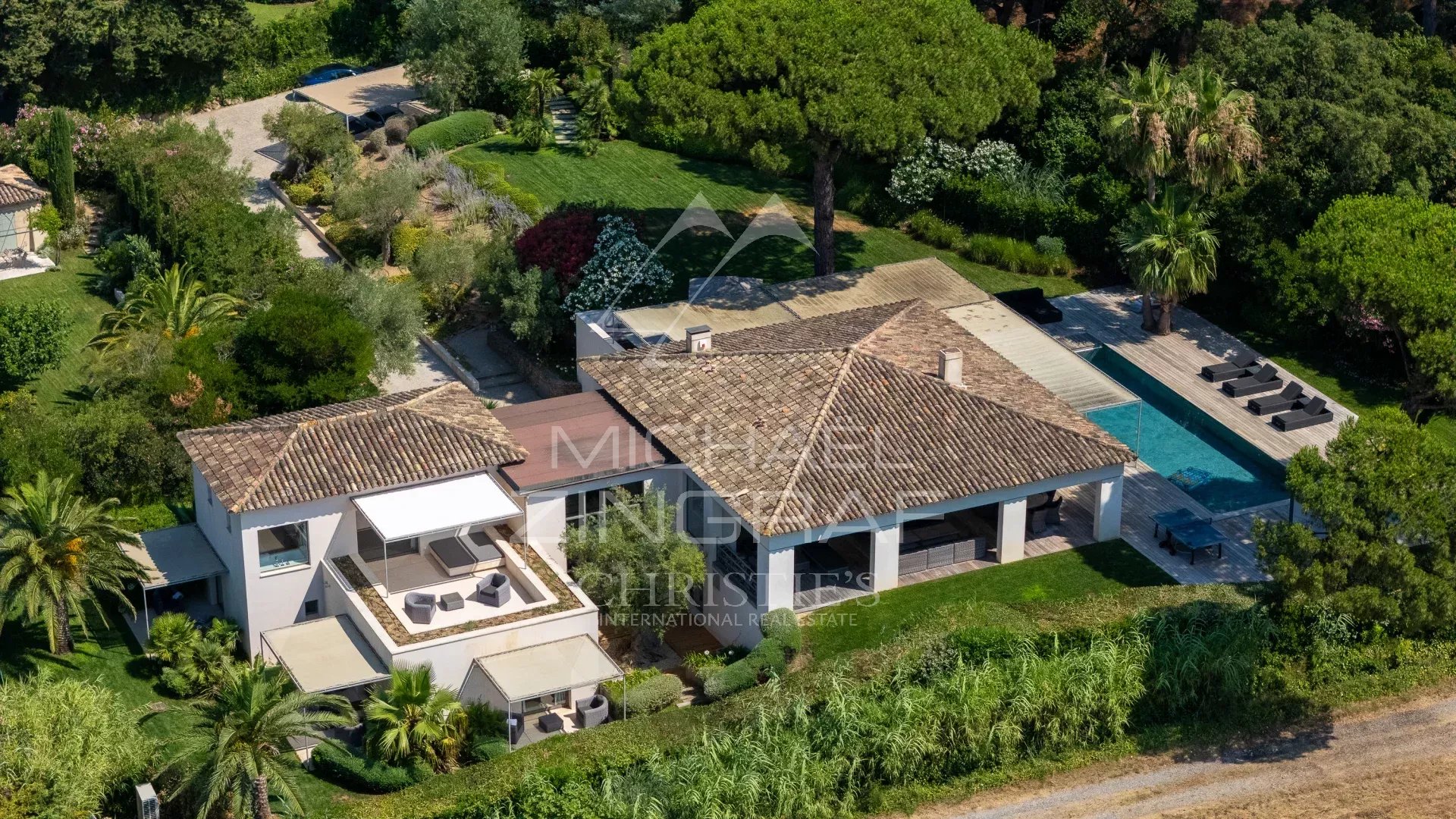 Maison lumineuse à Saint-Tropez Maison spacieuse avec piscine et jardins à Saint-Tropez, près de la plage des Salins.