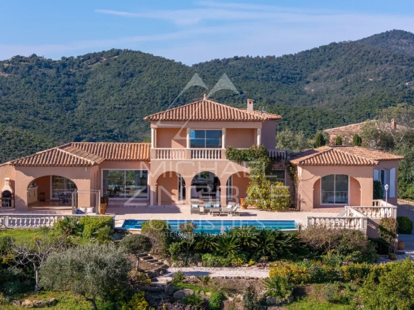 Villa avec vue mer panoramique aux Issambres, entourée de collines verdoyantes.