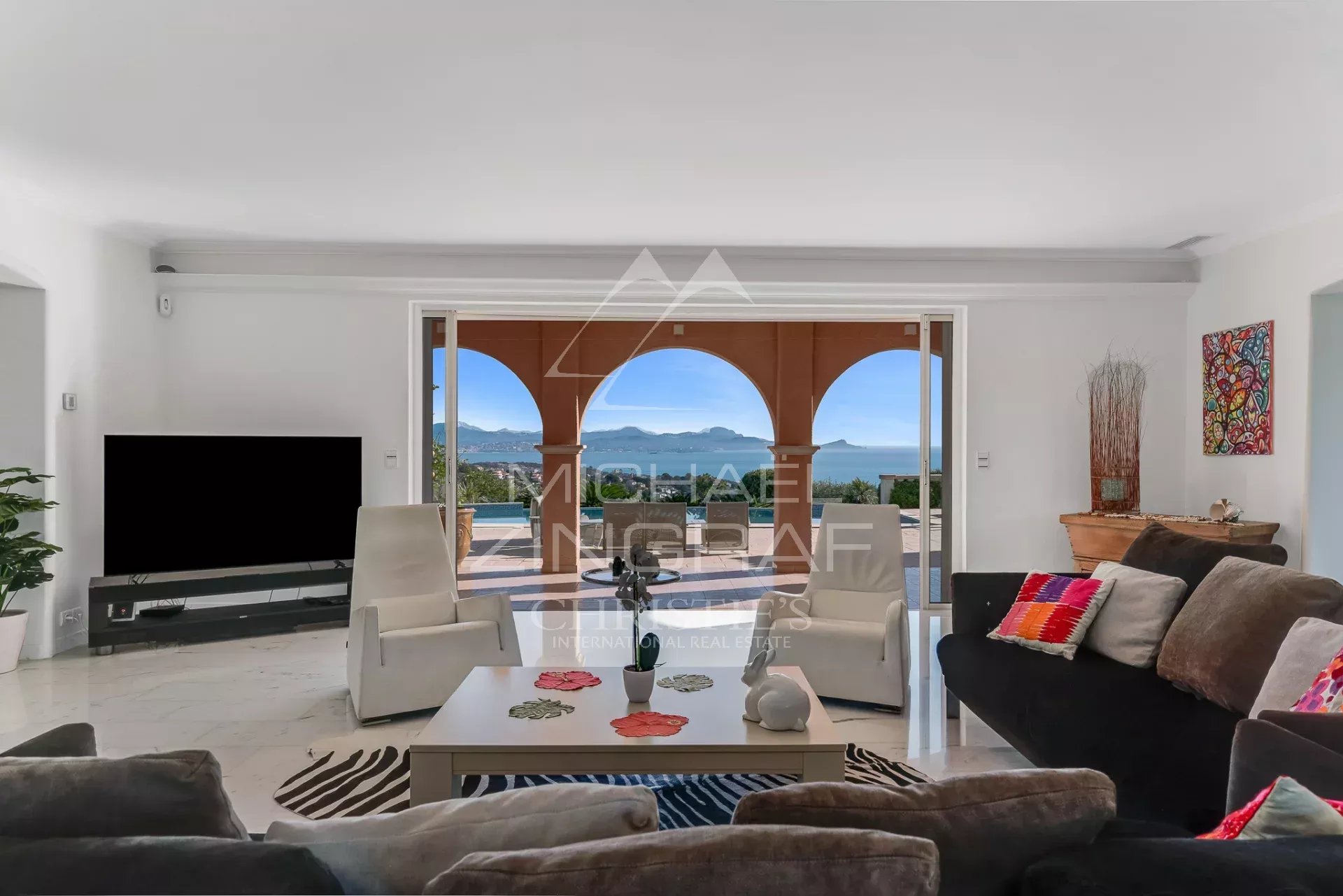 Villa avec vue mer aux Issambres Intérieur d'une villa aux Issambres avec vue sur la mer, salon lumineux et décor moderne.