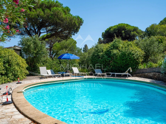 Piscine entourée de verdure dans une villa à Sainte-Maxime