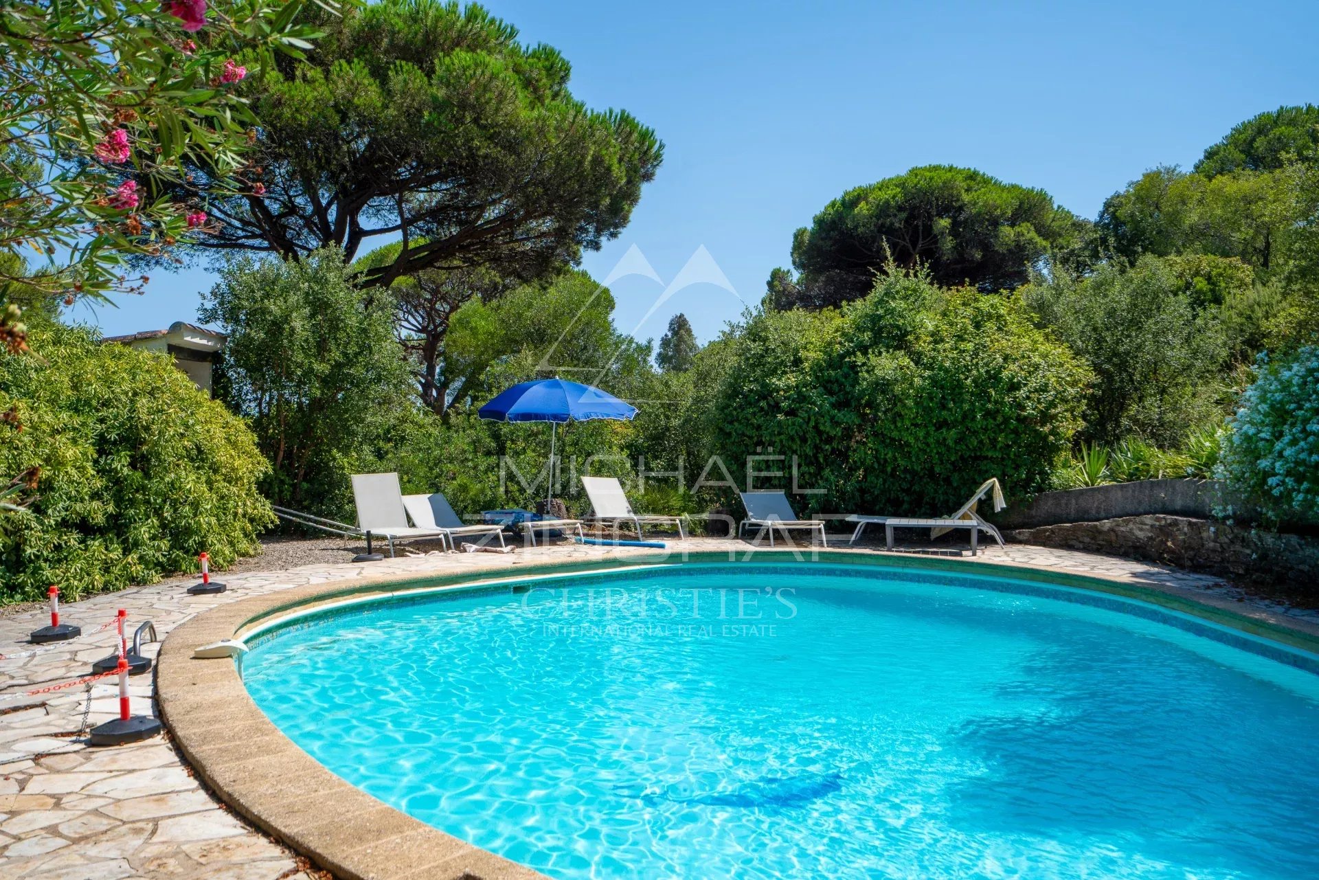 Piscine entourée de verdure dans une villa à Sainte-Maxime