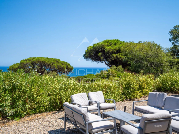 Terrasse avec mobilier de jardin et vue sur la mer à Sainte-Maxime