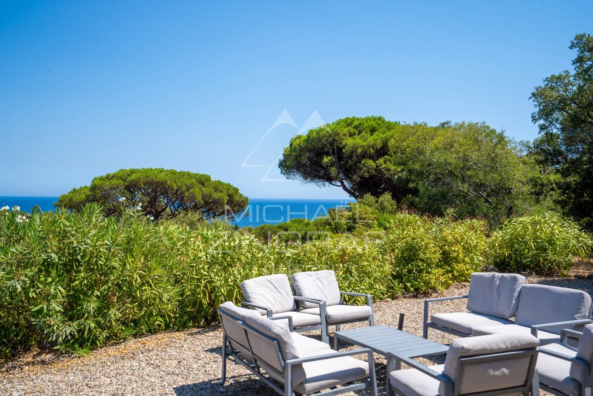 Terrasse avec mobilier de jardin et vue sur la mer à Sainte-Maxime