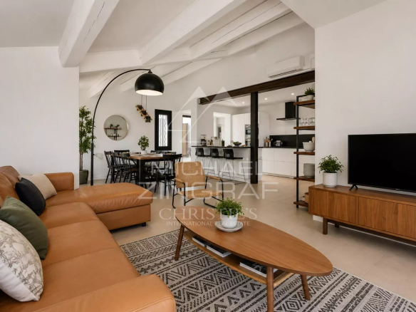 Intérieur d'une villa moderne à Sainte-Maxime avec salon et cuisine ouverte.