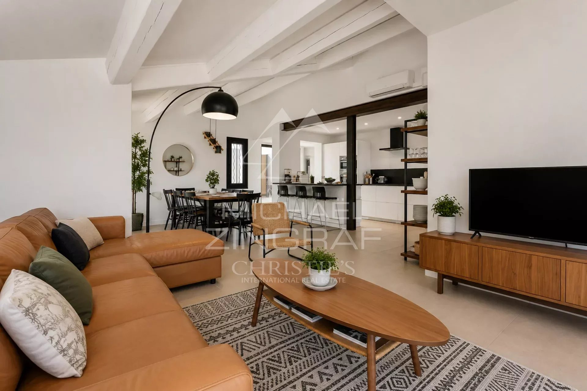 Intérieur d'une villa moderne à Sainte-Maxime avec salon et cuisine ouverte.