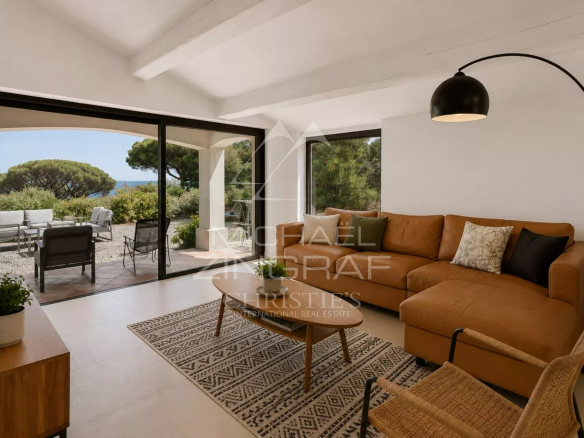 Intérieur d'une villa moderne à Sainte-Maxime avec salon lumineux et accès à l'extérieur.