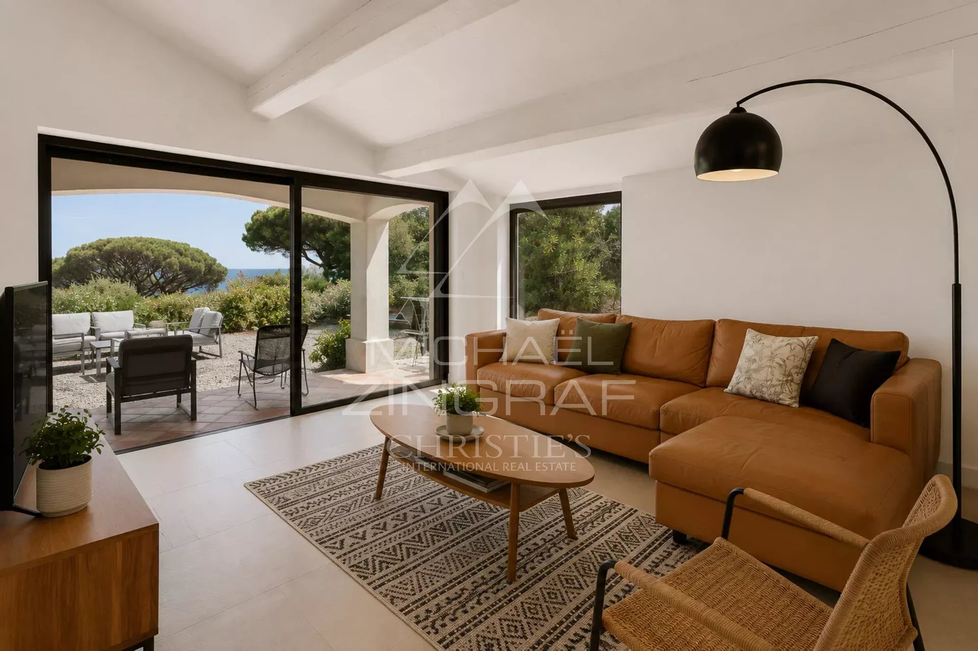 Intérieur d'une villa moderne à Sainte-Maxime avec salon lumineux et accès à l'extérieur.