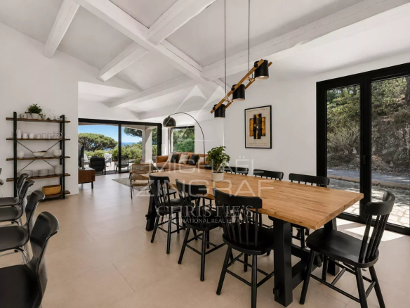 Intérieur d'une villa élégante à Sainte-Maxime avec salle à manger et coin salon.