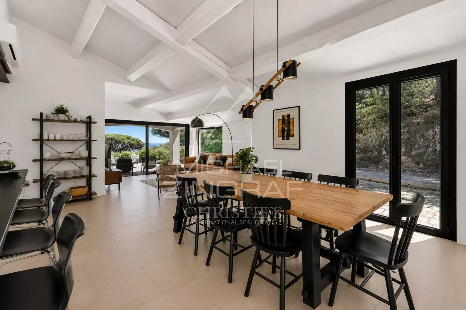 Intérieur d'une villa élégante à Sainte-Maxime avec salle à manger et coin salon.