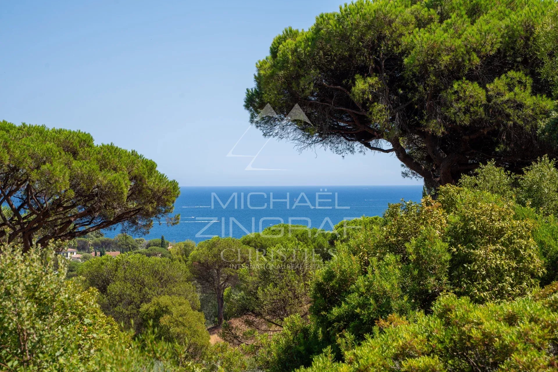 Vue panoramique sur la mer depuis une villa entourée de pins à Sainte-Maxime.