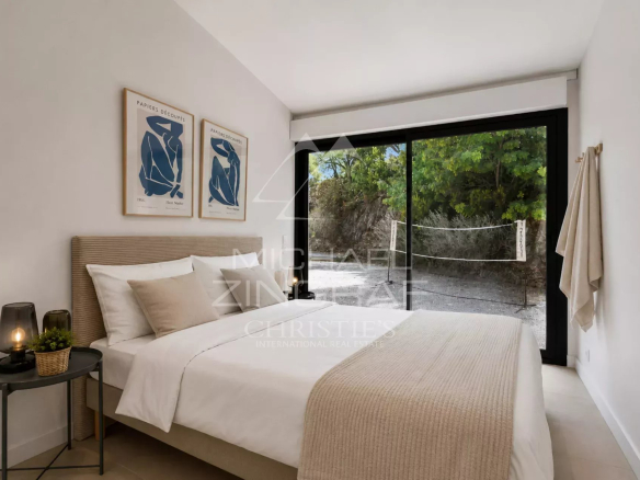 Chambre d'une villa moderne à Sainte-Maxime avec fenêtres donnant sur la nature.
