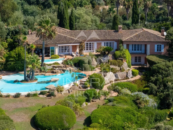 Villa élégante avec piscine et parc paysager à La Croix-Valmer, proche de Saint-Tropez.