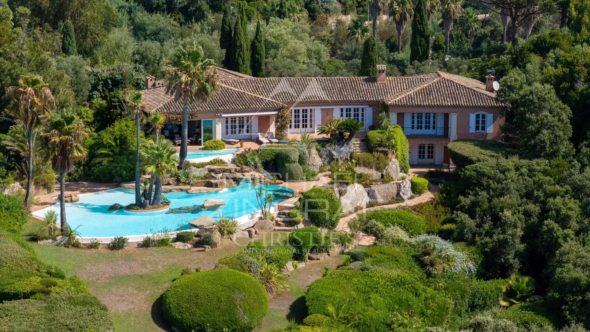 Villa pieds dans l’eau à La Croix-Valmer Villa élégante avec piscine et parc paysager à La Croix-Valmer, proche de Saint-Tropez.