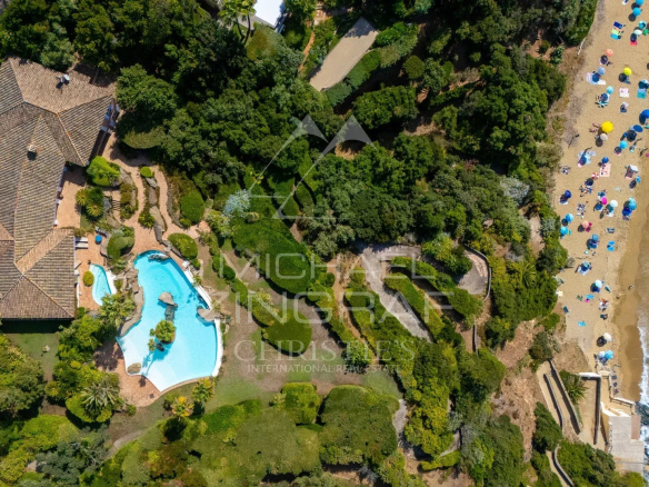 Vue aérienne d'une villa avec piscine et accès à la plage, entourée de verdure à La Croix-Valmer.