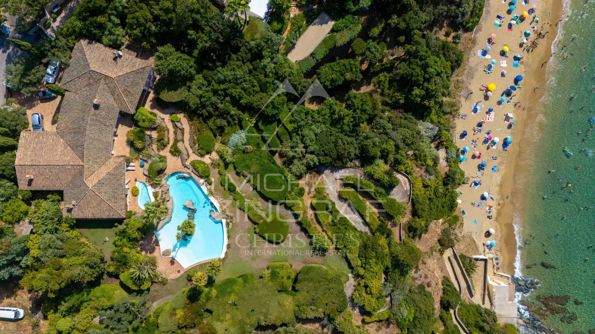 Villa pieds dans l’eau à La Croix-Valmer Vue aérienne d'une villa avec piscine et accès à la plage, entourée de verdure à La Croix-Valmer.