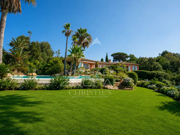 Villa élégante avec piscine et jardin paysager à La Croix-Valmer, proche de Saint-Tropez.