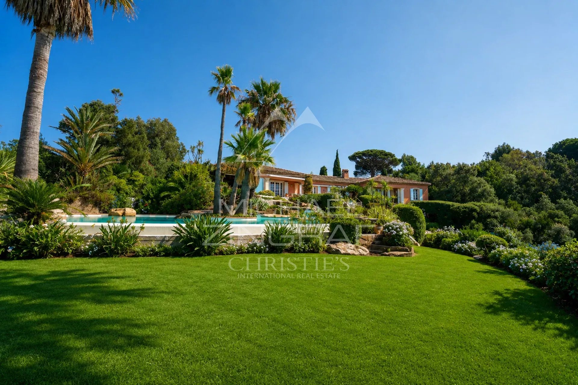 Villa pieds dans l’eau à Gigaro Villa élégante avec piscine et jardin paysager à La Croix-Valmer, proche de Saint-Tropez.