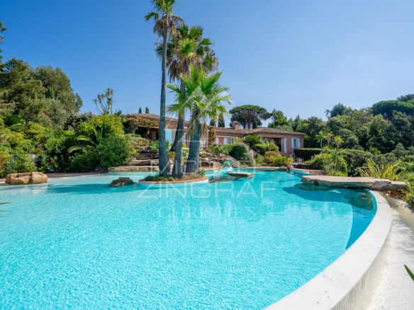 Villa avec piscine et jardin luxuriant à La Croix-Valmer, près de Saint-Tropez.