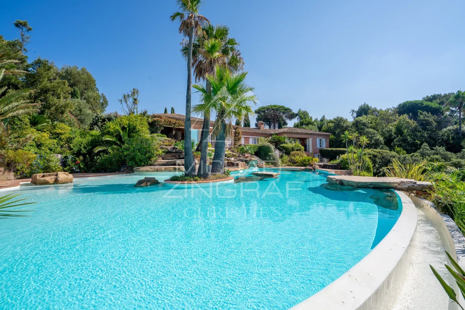 Villa pieds dans l’eau à Gigaro Villa avec piscine et jardin luxuriant à La Croix-Valmer, près de Saint-Tropez.